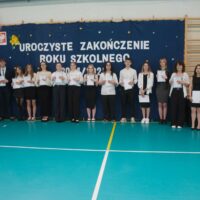 Wspólne zdjęcie uczniów z certyfikatami za udział w projekcie