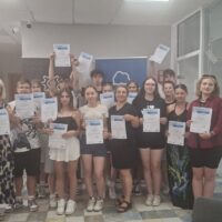 Pamiątkowe zdjęcie z certyfikatami ukończenia stażu zagranicznego w biurze Euromind