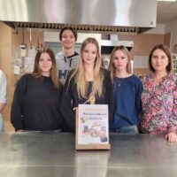 Pamiątkowe zdjęcie z fotoalbumem potraw na zakończenie innowacji