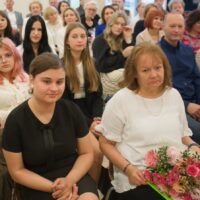 Pamiątkowe zdjęcie klasy 3ca z wychowawczynią