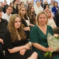 Pamiątkowe zdjęcie klasy 3cb z wychowawczynią