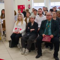 Klasa 3k z wychowawcą podczas uroczystości Ostatniego dzwonka
