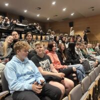 Uczniowie z klas 2Tb i 3Ta w oczekują na spektakl