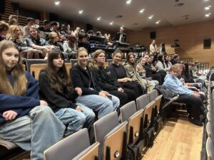 Uczniowie z klas 2Tb i 3Ta w oczekują na spektakl