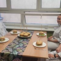 Uczniowie konsumują swoje potrawy