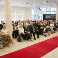 Nauczyciele i uczniowie ZSG-S podczas uroczystości Ostatniego dzwonka