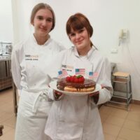 Uczennice prezentują ciasto bostońskie