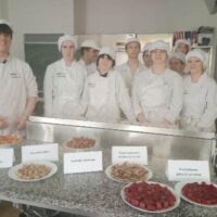Uczniowie z klasy 3cb prezentują cukierki