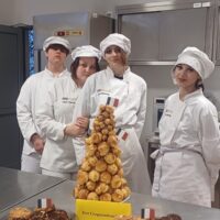 Uczniowie prezentują wyroby z ciasta parzonego
