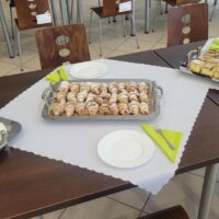Słodki poczęstunek sporządzony przez naszych nauczycieli i uczniów