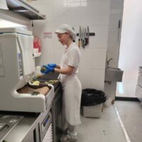 Nauka technik kulinarnych charakterystycznych dla kuchni śródziemnomorskiej w restauracji w Maladze