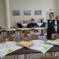 Uczennice klasy 2Tl gotowe do obsługi kelnerskiej