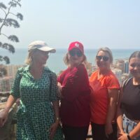 Podziwianie wzgórza Gibralfaro przez uczennice i opiekunki