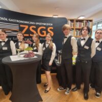 Reprezentacja ZSGS gotowa do obsługi kelnerskiej