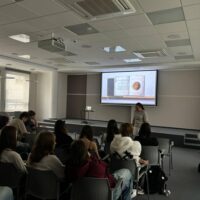 Uczniowie podczas wykładu w Wojewódzkiej Bibliotece Publicznej w Olsztynie