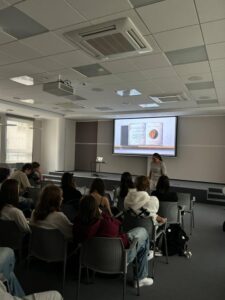Uczniowie podczas wykładu w Wojewódzkiej Bibliotece Publicznej w Olsztynie
