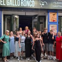 Wspólne zdjęcie uczestników wyjazdu przed pokazem Flamenco Dance Show w Maladze