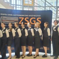 Wspólne zdjęcie uczniów z opiekunkami