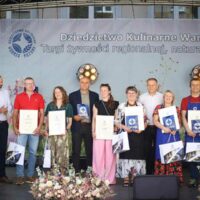 Wspólne zdjęcie nowych członków sieci Dziedzictwo Kulinarne Warmia Mazury