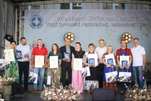 Wspólne zdjęcie nowych członków sieci Dziedzictwo Kulinarne Warmia Mazury