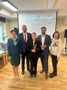 Pamiątkowe zdjęcie Pani Dyrektor ZSG-S, właścicielki restauracji Casablanca z Prezydentem Olsztyna i Warmińsko-Mazurską Kurator Oświaty