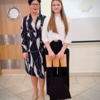 Wspólne zdjęcie wyróżnionej uczennicy z Panią Dyrektor
