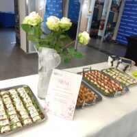 Opis menu na stole bankietowym wraz z przekąskami tartinki