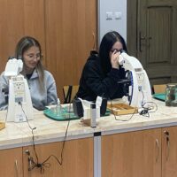 Uczennice prowadzą obserwacje pod mikroskopem