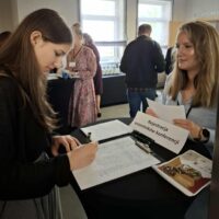 Uczniowie podczas rejestracji uczestników konferencji