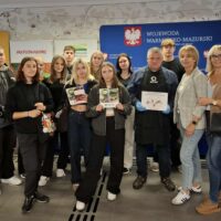 Wspólne zdjęcie uczniów z członkiem Dziedzictwa Kulinarnego Warmia Mazury Kozia Farma Złota