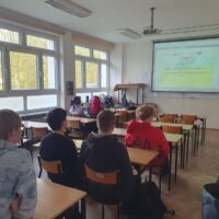 4Ts wsłuchuje się w prezentację multimedialną o sile relacji międzyludzkich