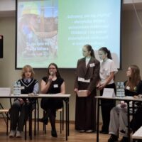 Nasze uczennice podczas debaty na temat doświadczeń zdobytych w trakcie realizacji projektu