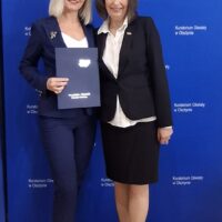 Pamiątkowe zdjęcie nagrodzonej z Warmińsko-Mazurską Kurator Oświaty