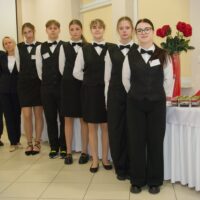 Nauczyciele i uczniowie obsługujący wręczenie Nagród Prezydenta