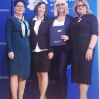 Uhonorowane osoby na wspólnym zdjęciu z Warmińsko-Mazurską Kurator Oświaty