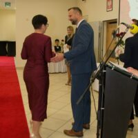 Pani Dyrektor Wioletta Róża Rutkowska odbiera Nagrodę Prezydenta Olsztyna