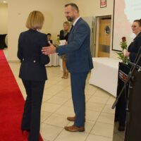 Pani Katarzyna Tunkiewicz odbiera Nagrodę Prezydenta Olsztyna