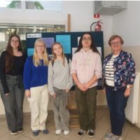Zdjęcie uczestników przy gazetce tematycznej