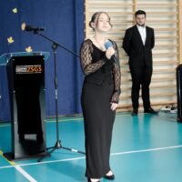 Uczennica Alicja Leleniewska podczas występu wokalnego