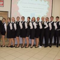 Uczniowie i nauczyciele obsługujący przyznanie nagród Prezydenta Olsztyna