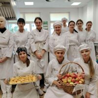 Pamiątkowe zdjęcie uczniów klasy 3c podczas produkcji
