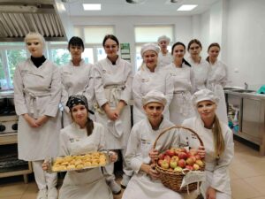 Pamiątkowe zdjęcie uczniów klasy 3c podczas produkcji