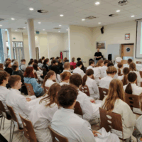 Uczniowie wsłuchują się w wykład pana Michała Tomczyka - właściciela piekarni rzemieślniczej Bo Chenek