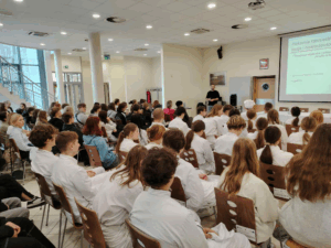 Uczniowie wsłuchują się w wykład pana Michała Tomczyka - właściciela piekarni rzemieślniczej Bo Chenek