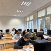 Uczniowie w trakcie rozwiązywania testu