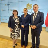 Pamiątkowe zdjęcie uhonorowanych z Minister Edukacji Narodowej