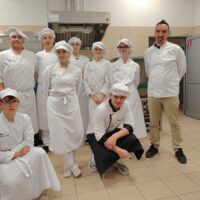 Pamiątkowe zdjęcie uczestników na zakończenie pełnego smaku i wiedzy dnia