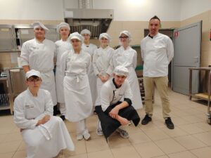 Pamiątkowe zdjęcie uczestników na zakończenie pełnego smaku i wiedzy dnia