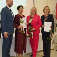 Wspólne zdjęcie nagrodzonych z naszej szkoły z Prezydentem Olsztyna oraz z Dyrektor Wydziału Edukacji