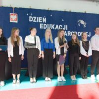 Uczniowie przygotowujący uroczysty apel z okazji Dnia Edukacji Narodowej